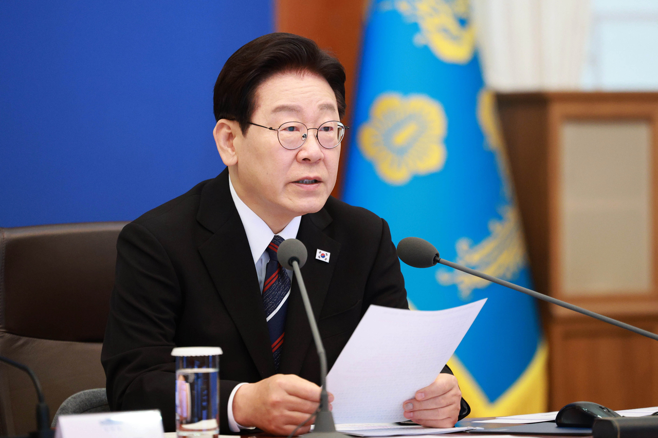 President Lee Jae Myung speaks during a meeting with senior aides and secretaries at Cheong Wa Dae in Seoul on Thursday. (Pool Photo via Yonhap)