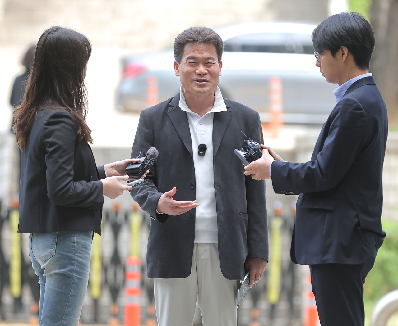 Conservative YouTuber Jeon Han-gil (C) arrives at the Seoul Central District Court on Thursday to attend his arrest warrant hearing over his alleged defamation of President Lee Jae Myung. (Yonhap)