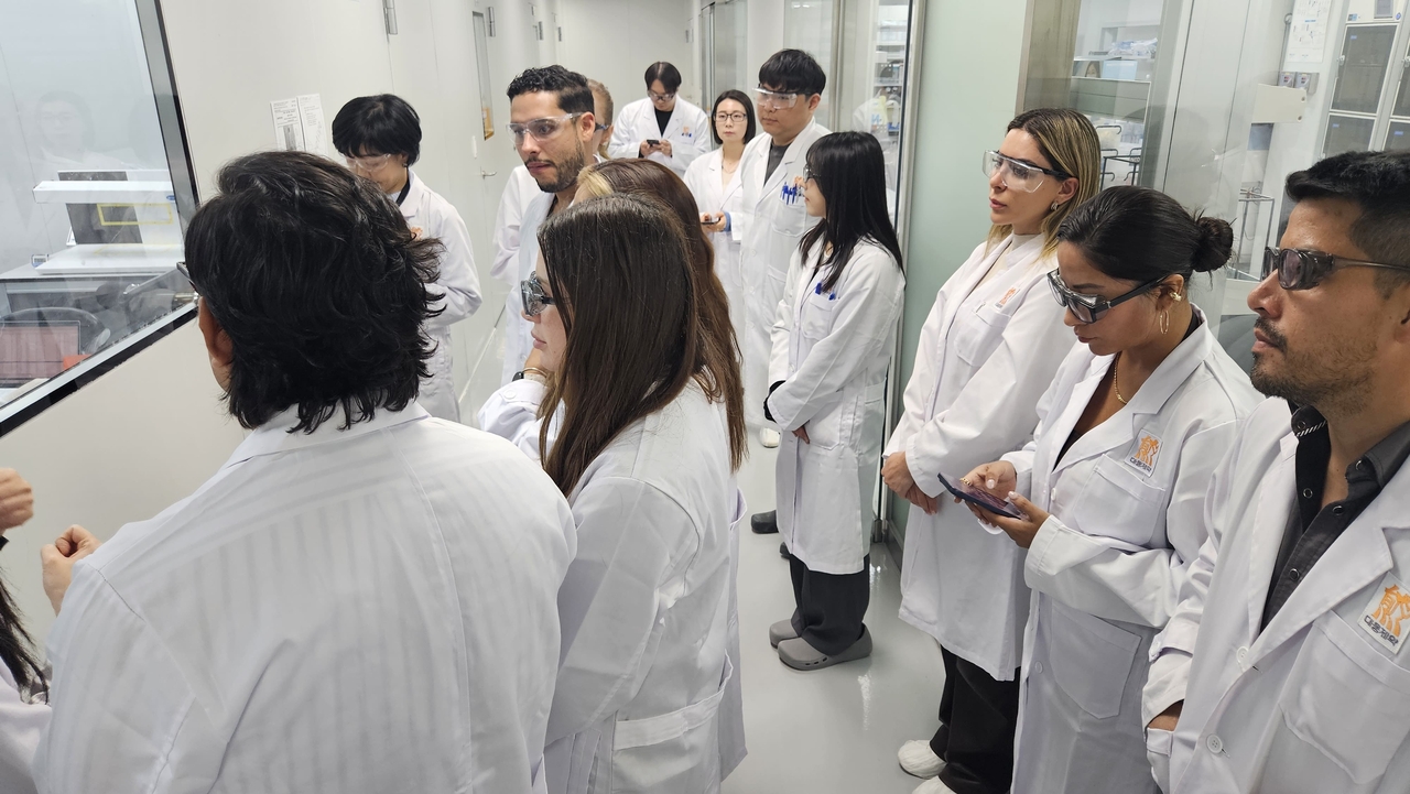 A group of global medical staff take a tour of Daewoon Pharmaceutical's botulinum toxin manufacturing plant in Hwaseong, Gyeonggi Province, during the Nabota Master Class program earlier this week. (Daewoong Pharmaceutical)