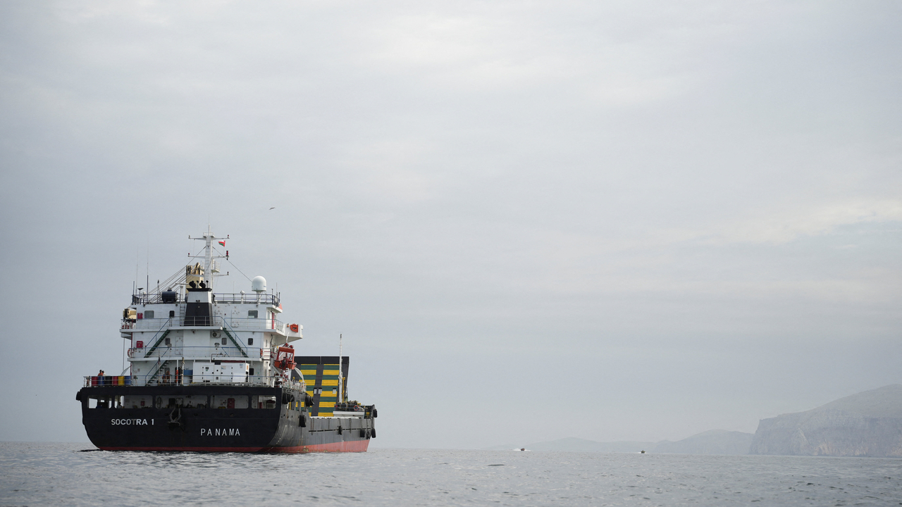 A vessel at the Strait of Hormuz, off the coast of Oman's Musandam province, Sunday (Reuters-Yonhap)