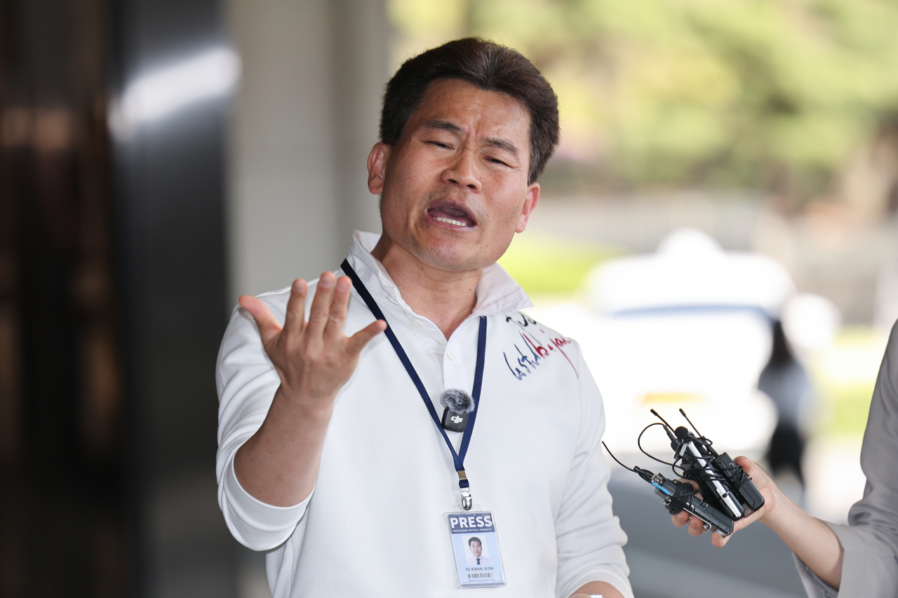 이재명 대통령과 이준석 개혁신당 대표에 대한 명예훼손 혐의를 받는 전 한국사 강사 전한길 씨가 13일 서울 서초구 서울중앙지방검찰청에서 열린 구속영장 청구 전 피의자 조사에 출석하며 취재진에 입장을 밝히고 있다. [연합]