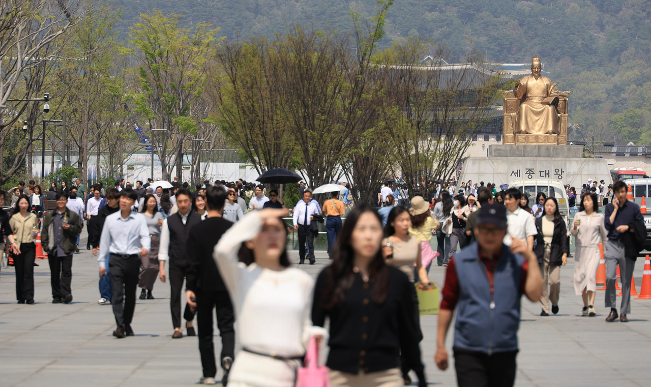 Office workers and tourists alike enjoy clear weather at Gwanghwamun Square in Seoul during lunchtime Wednesday, with morning lows of 5-12 degrees Celsius and daytime highs of 14 -27 C. (Yonhap)