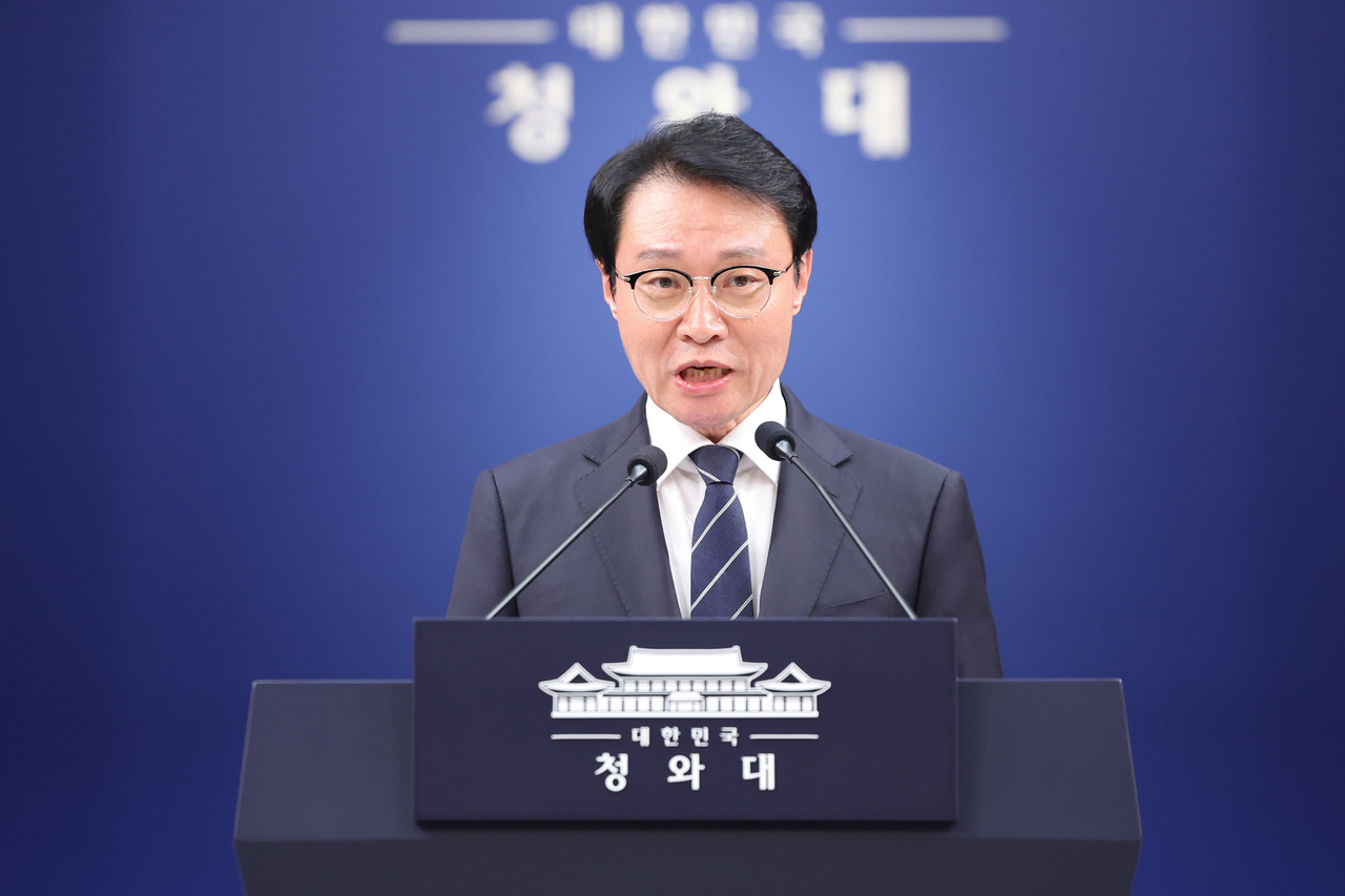 이규연 홍보소통수석이 16일 청와대 기자회견장에서 인사 관련 브리핑을 하고 있다. [연합]