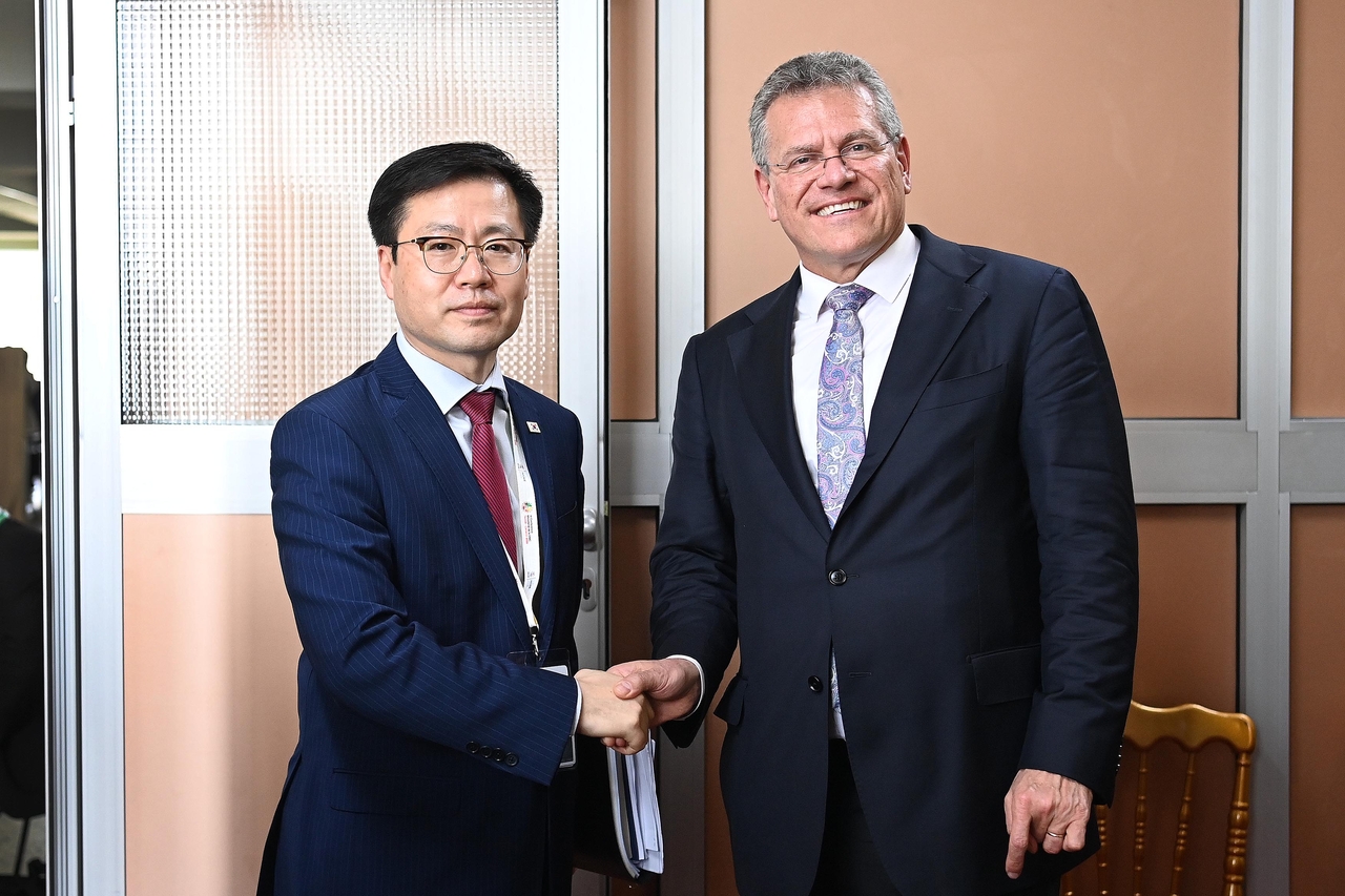 South Korean Trade Minister Yeo Han-koo (L) shakes hands with the EU's commissioner for trade and economic security, Maros Sefcovic, during the WTO ministerial conference held in Cameroon on March 28. (Yonhap)