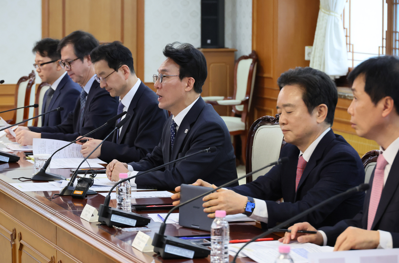 Prime Minister Kim Min-seok (4th from L), next to Nam Kyung-pil (2nd from R), leader of the drug addiction prevention civic body NGU, attends a meeting of related ministers at the government complex in Seoul on Friday to discuss measures to enhance a drug crackdown. (Yonhap)