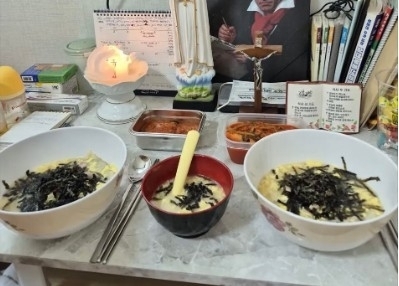 A photo posted on Threads in late February by a mother in Incheon shows a small bowl of tteokguk with a baby spoon placed inside. She was referred to prosecutors Friday on child abuse charges. (Threads)