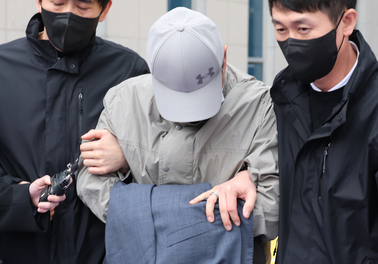 A former Chungbuk education official accused of installing a hidden camera in a restaurant restroom arrives at the Cheongju District Court for a warrant hearing on April 1. (Yonhap)