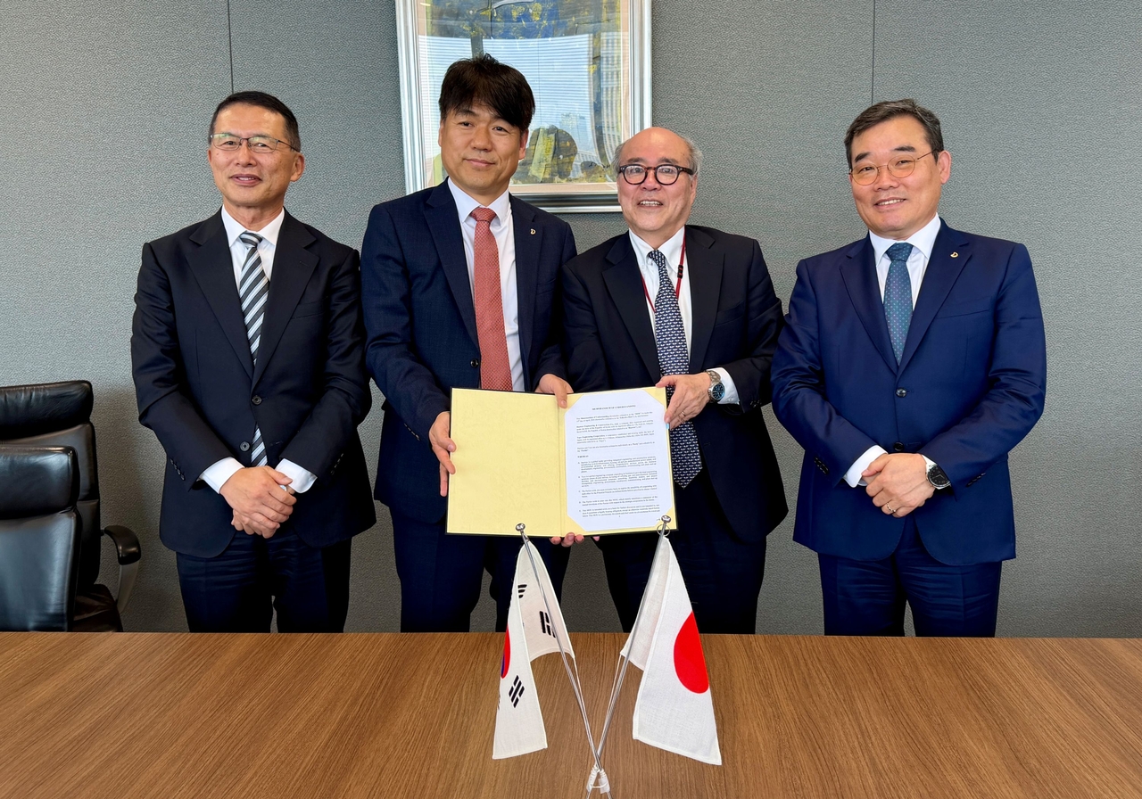 Representatives from Daewoo Engineering & Construction and Toyo Engineering including Daewoo E&C CEO Kim Bo-hyun (right) pose for a photo after signing a memorandum of understanding. (Daewoo E&C)