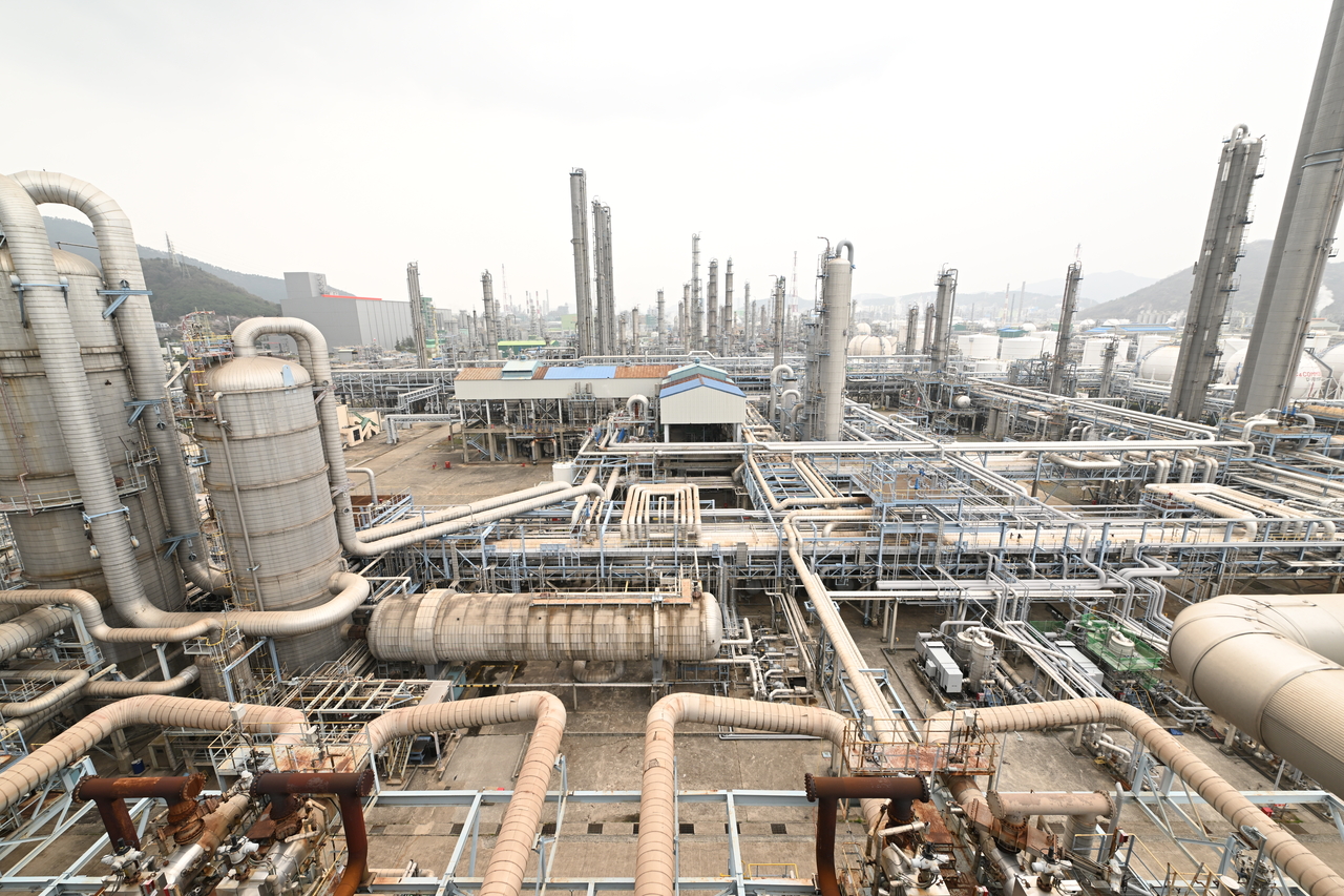 Naphtha processing facilities in the Yeosu National Industrial Complex in Yeosu, South Jeolla Province, are in operation, in this file photo from April 1. (Yonhap)