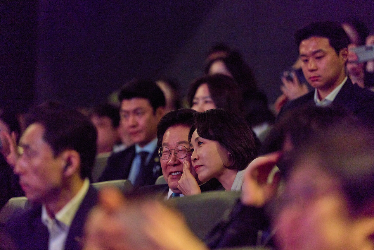 President Lee Jae Myung and first lady Kim Hea Kyung attend a screening of "My Name"at CGV Yongsan in Seoul, Wednesday. (Yonhap)