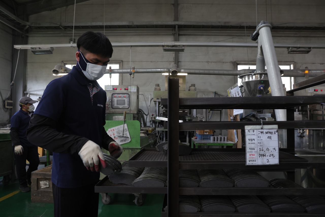 An employee works at a car parts factory in Pocheon, some 60 kilometers northeast of Seoul, on Wednesday. (Yonhap)
