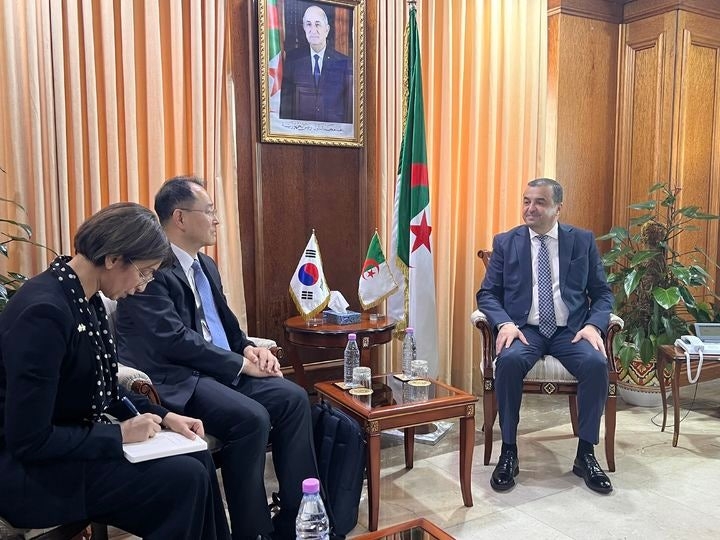 Deputy Foreign Minister for Economic Affairs Park Jong-han (second from left) meets with an Algerian official in Algeria, in this photo provided by the Foreign Ministry in Seoul on Friday. (Ministry of Foreign Affairs)