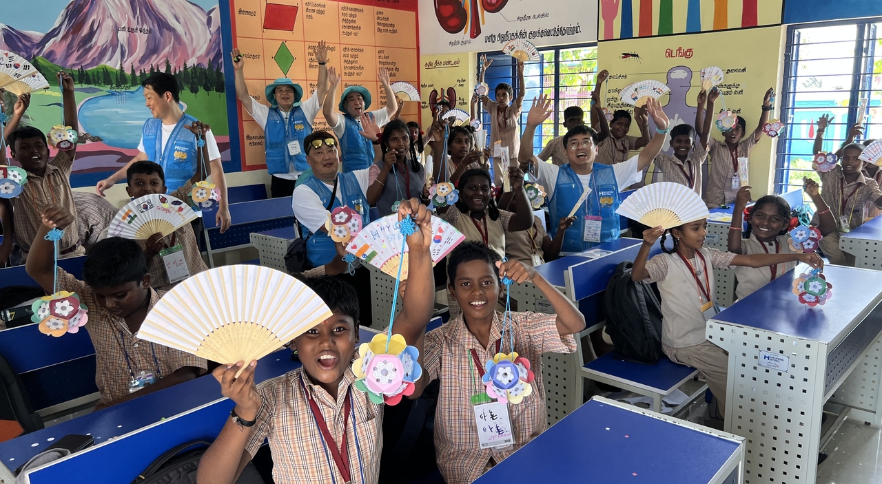 Hyundai Steel volunteers engage students in India with a Korean culture education program, promoting global understanding and educational enrichment.