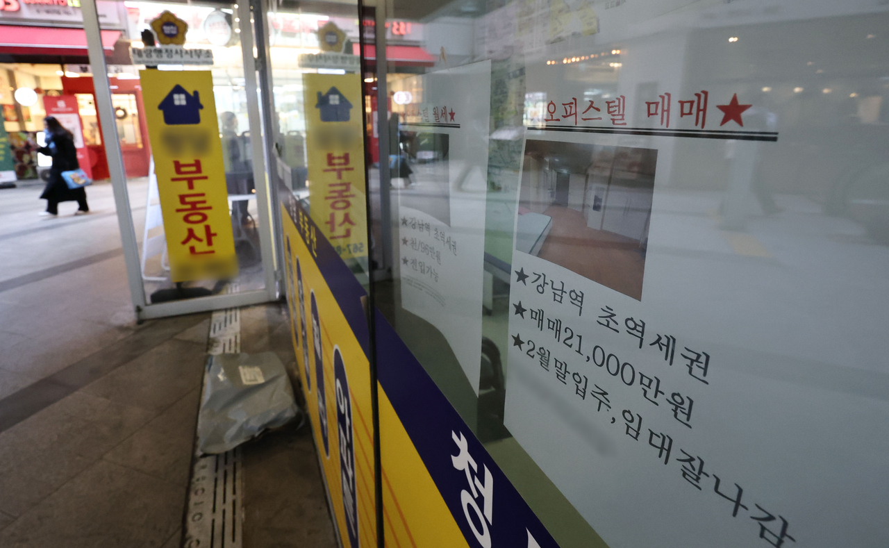 서울 강남구 오피스텔 밀집지역의 한 부동산중개업소에 오피스텔 매물 시세표가 붙어있다.[연합]