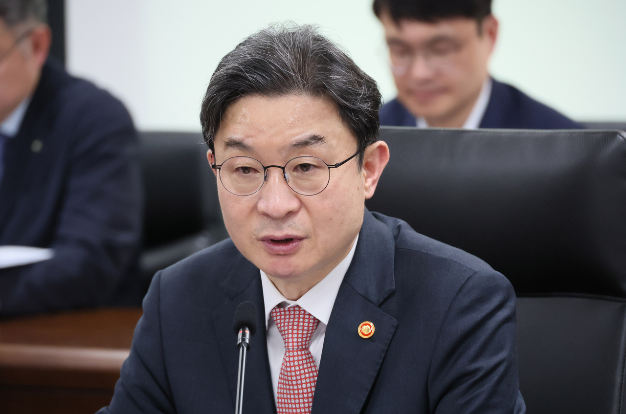 Financial Services Commission Chairman Lee Eog-weon speaks during a meeting with the steel industry and financial sector officials on response measures to the Middle East crisis at the government complex in Seoul, Friday. (Yonhap)