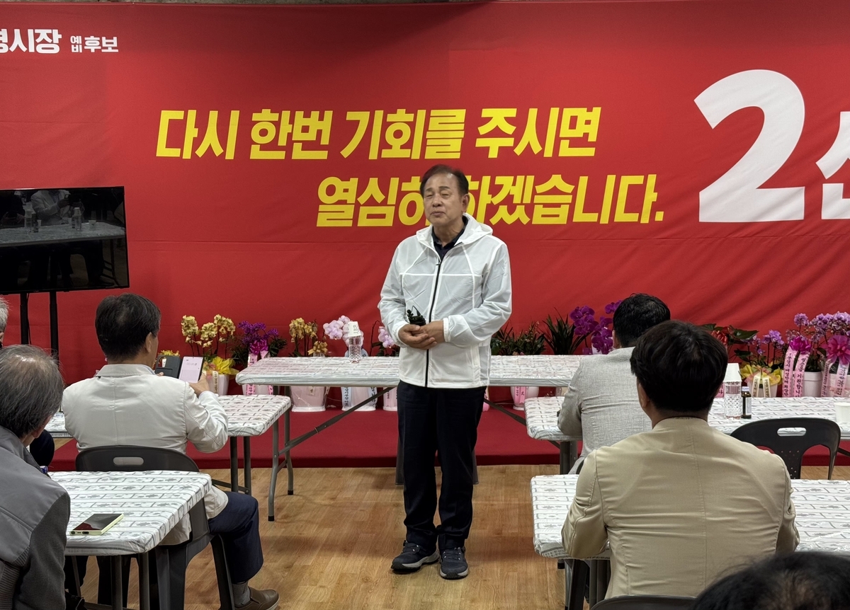 신현국 문경시장이 지난 17일 기자회견을 열고 무소속 출마를 선언하고 있다.[신현국 선거사무소 제공]