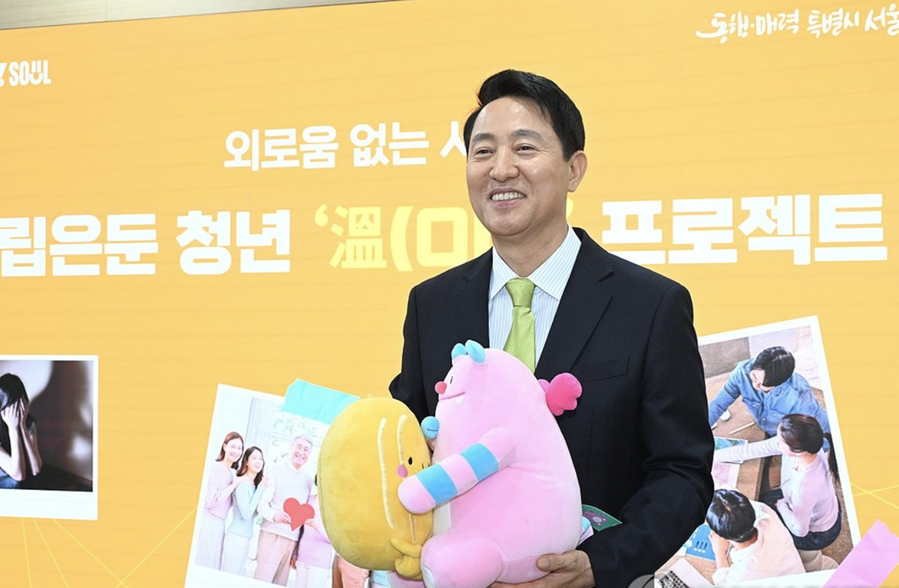 Seoul Mayor Oh Se-hoon poses for photos during a press conference on policies for isolated teenagers at City Hall in Seoul on April 7, 2026, in this photo provided by his office. (Yonhap)