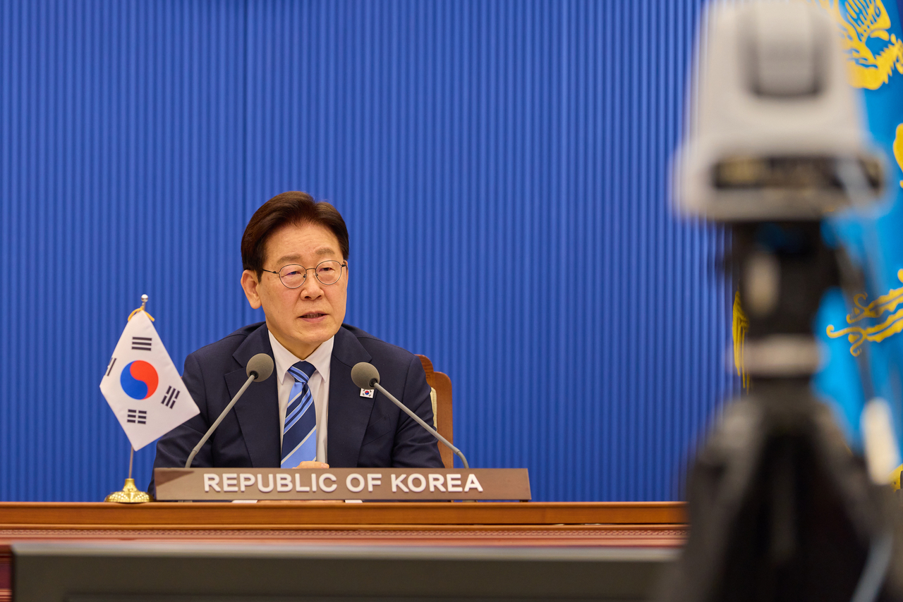 President Lee Jae Myung speaks during a virtual summit on freedom of navigation through the Strait of Hormuz, chaired by French President Emmanuel Macron and British Prime Minister Keir Starmer, at Cheong Wa Dae in Seoul on Friday. (Cheong Wa Dae via Yonhap)