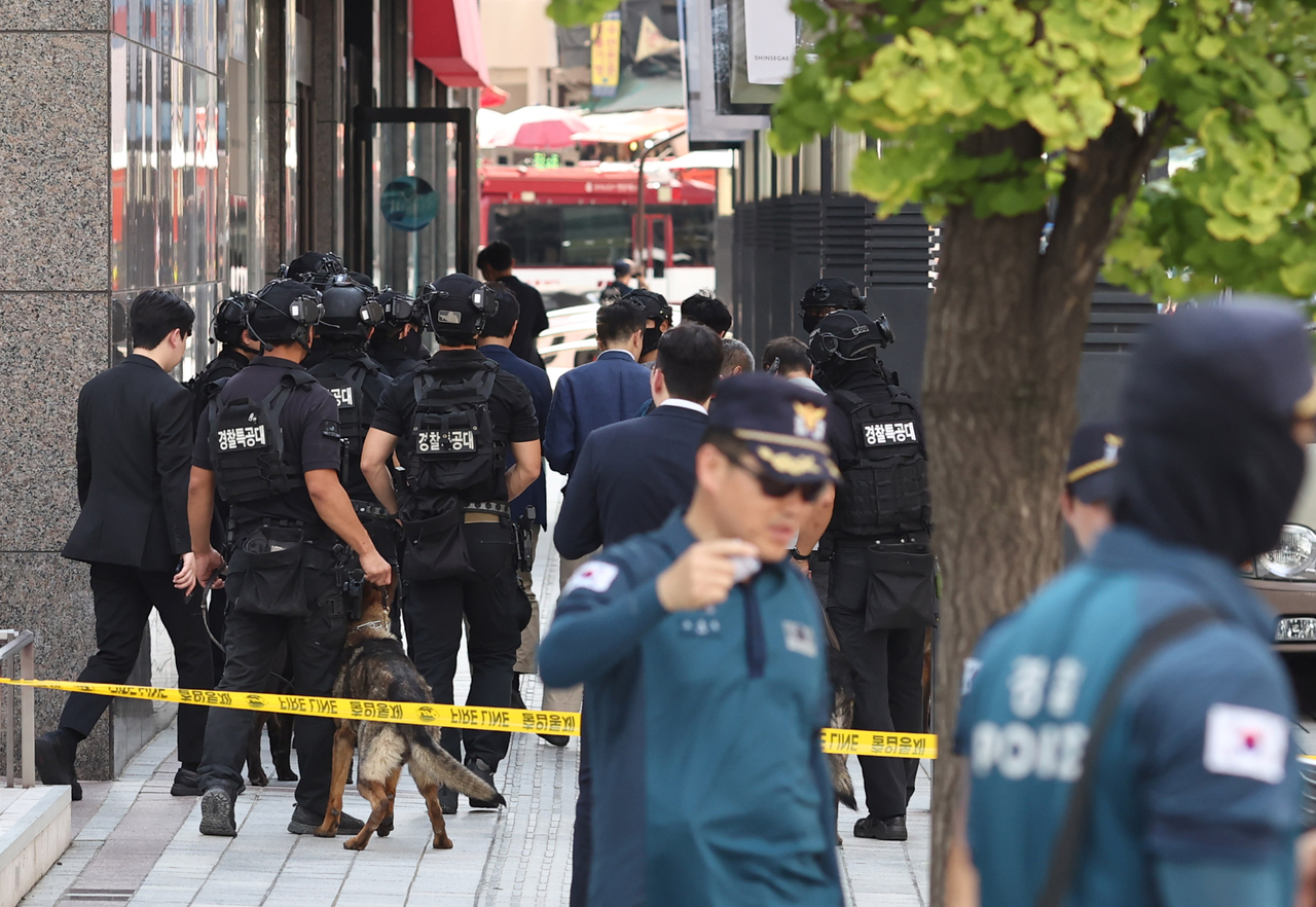 지난해 8월 서울 중구 명동 신세계백화점 본점에 폭발물을 설치했다는 협박 글이 인터넷 커뮤니티에 올라와 신고받고 출동한 경찰특공대가 수색을 마친 후 이동하고 있다. [연합]