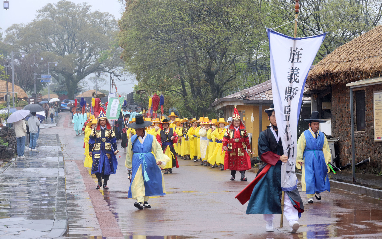 Participants in traditional attire take part in a cultural procession at Seongeup Folk Village in Seogwipo, Jeju, on Saturday. (Yonhap)