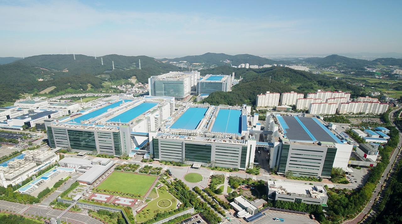 Aerial view of Samsung Display's Asan Campus 1 in South Chungcheong Province, home to the company's OLED production lines (Samsung Display)