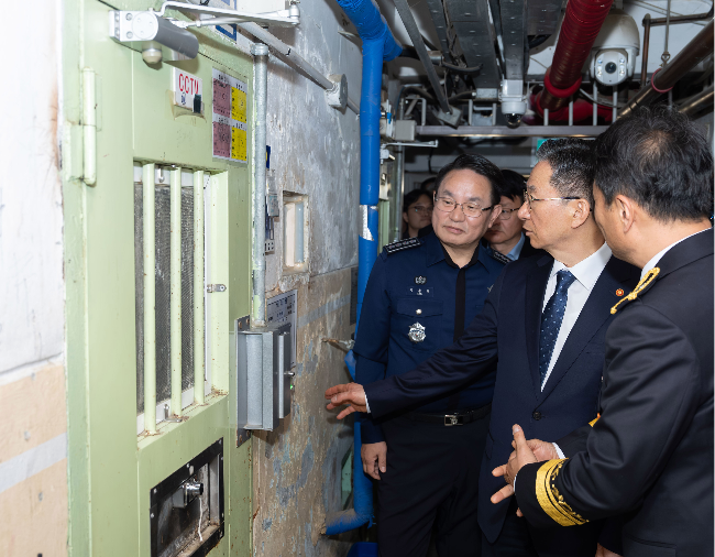 Justice Minister Jung Sung-ho (second from right) is briefed about the facilities at the Anyang Correctional Institution in Anyang, Gyeonggi Province, Wednesday. (Yonhap)