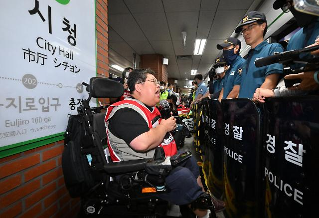 SADD activists engage in a standoff with police in 2023 as they conduct a subway boarding protest at City Hall Station in Jung-gu, Seoul, delaying subways by three to five minutes per station. (Im Se-jun/The Korea Herald)