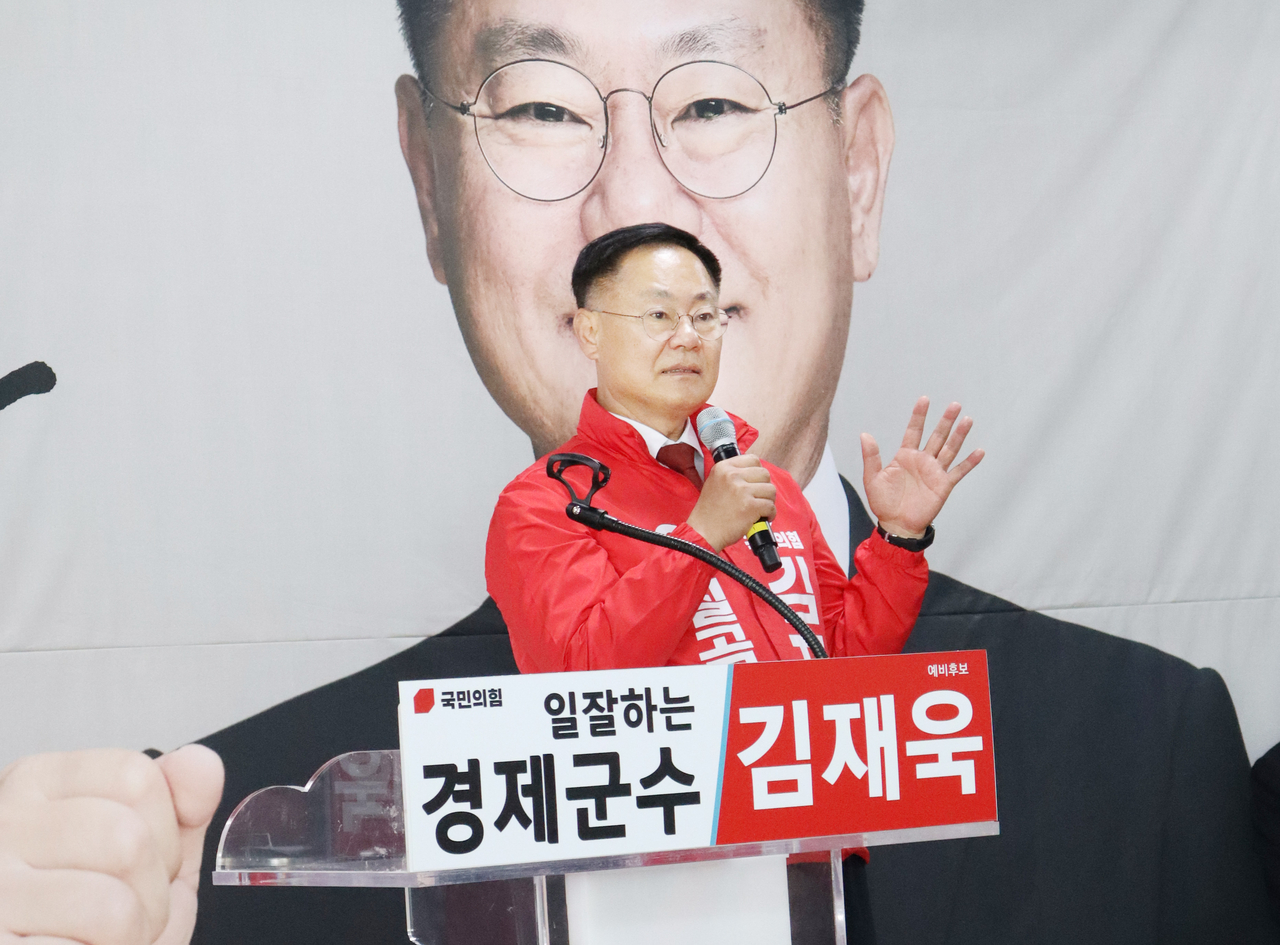 김재욱 국민의힘 칠곡군수 예비후보가 지난 18일 왜관읍에 위치한 선거사무소 개소식에서 인사말을 하고있다.[김재욱 예비후보 선거사무소 제공]