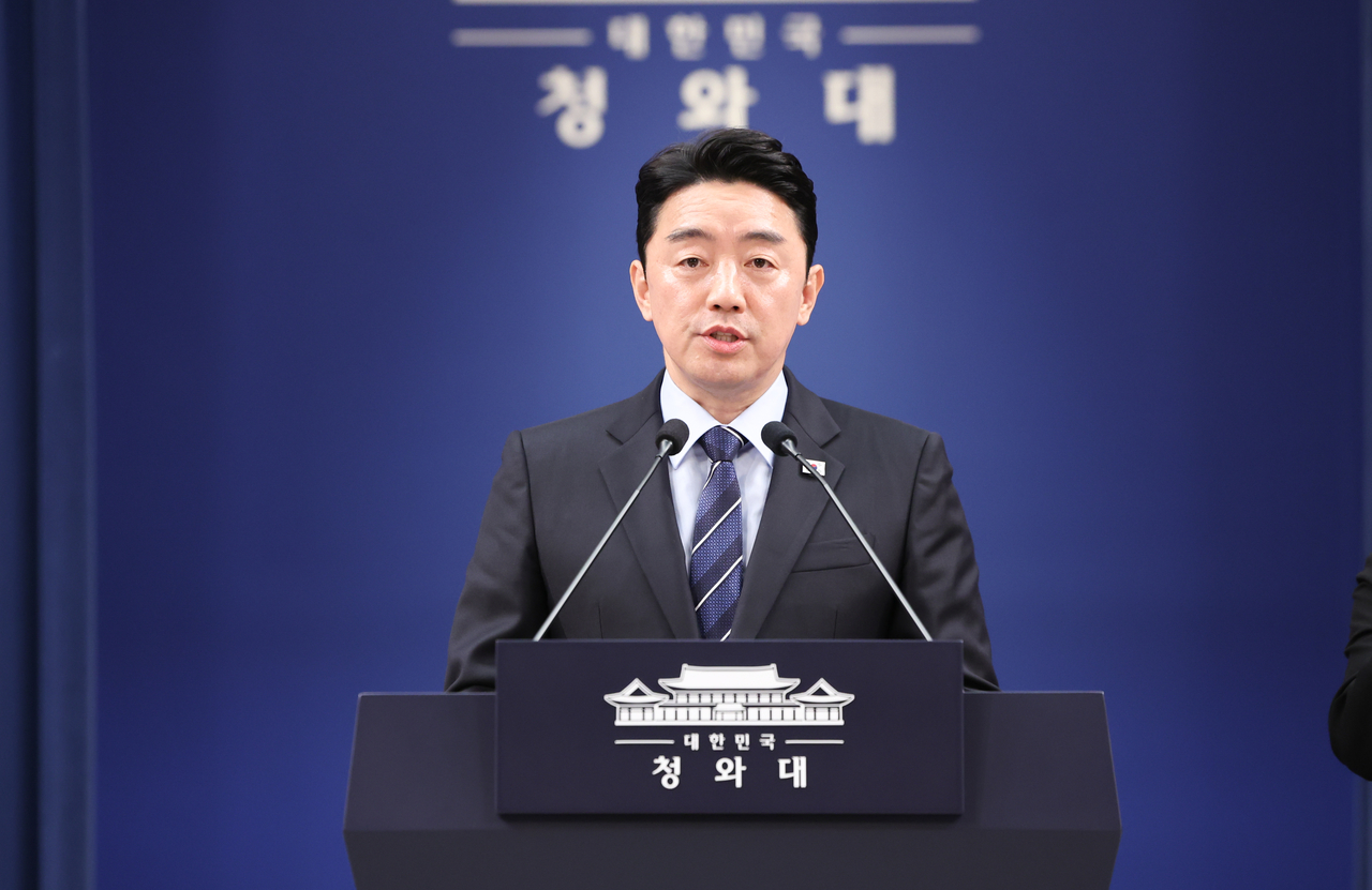 Presidential Chief of Staff Kang Hoon-sik speaks during a press briefing at Cheong Wa Dae in Seoul on Sunday. (Pool photo via Yonhap)