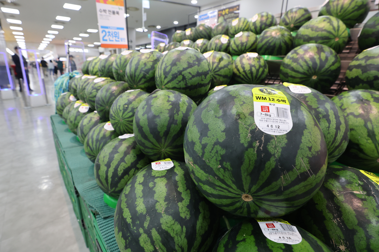 View of watermelons on display at a supermarket in Seoul, Sunday (Yonhap)