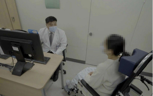 A woman with disabilities consults a doctor. (Seoul Metropolitan Government)