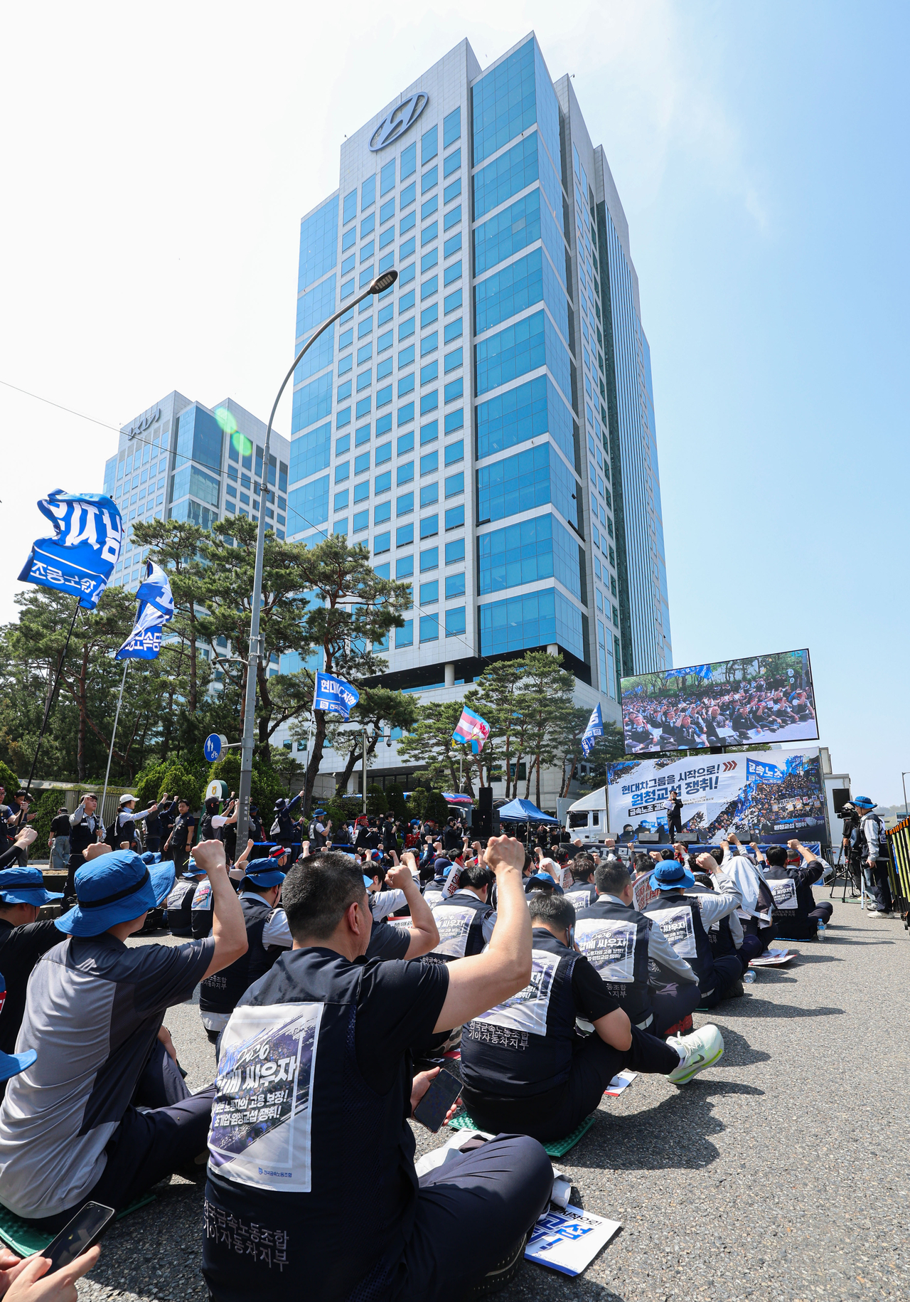 Labor union members hold a rally near Hyundai Motor Group's headquarters in Seoul on Wednesday. (Newsis)