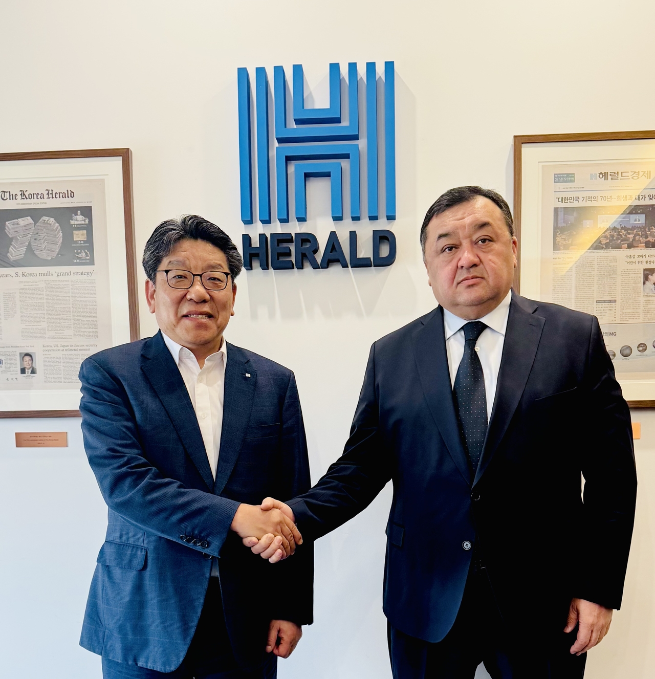 Ilzat Kasymov (right), Uzbekistan’s deputy minister of investment, industry and trade, and Herald Media Group CEO Choi Jin-young pose for a photo after a meeting at Herald Corp. headquarters in central Seoul on Tuesday. (Sanjay Kumar/The Korea Herald)