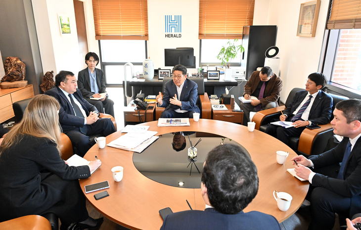 Ilzat Kasymov (second from left), Uzbekistan’s deputy minister of investment, industry and trade, and Herald Media Group CEO Choi Jin-young (center) discuss Uzbekistan-Korea Economic Cooperation during a business meeting at Herald Corp. headquarters in central Seoul on Tuesday. (Im Se-jun/The Korea Herald)