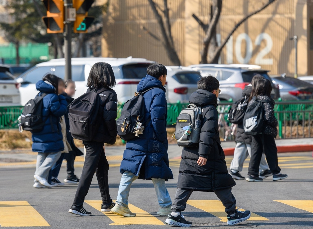 South Korean students leave school after finishing class at an elementary school. (Getty Images)