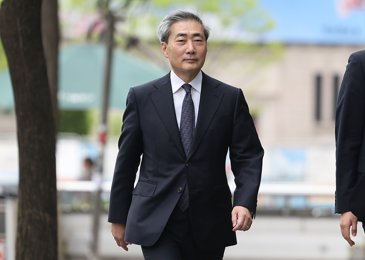 Shin Hyun-song, governor of the Bank of Korea, arrives at his confirmation hearing preparation office in Jung-gu, central Seoul, Monday. (Yonhap)