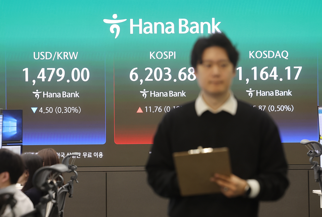 An electronic board showing the Korea Composite Stock Price Index at a dealing room of the Hana Bank headquarters in Seoul on Monday. (Yonhap)