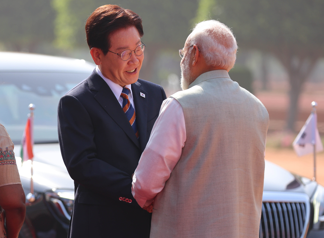 Prime Minister Narendra Modi greets President Lee Jae Myung at Rashtrapati Bhavan in New Delhi on Monday during Lee’s state visit to India. (Yonhap)