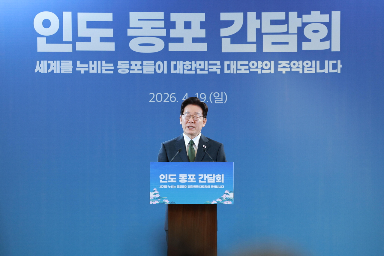 President Lee Jae Myung speaks during a dinner meeting with members of the Korean community in India at a hotel in New Delhi on Sunday, during his state visit to India. (Yonhap)