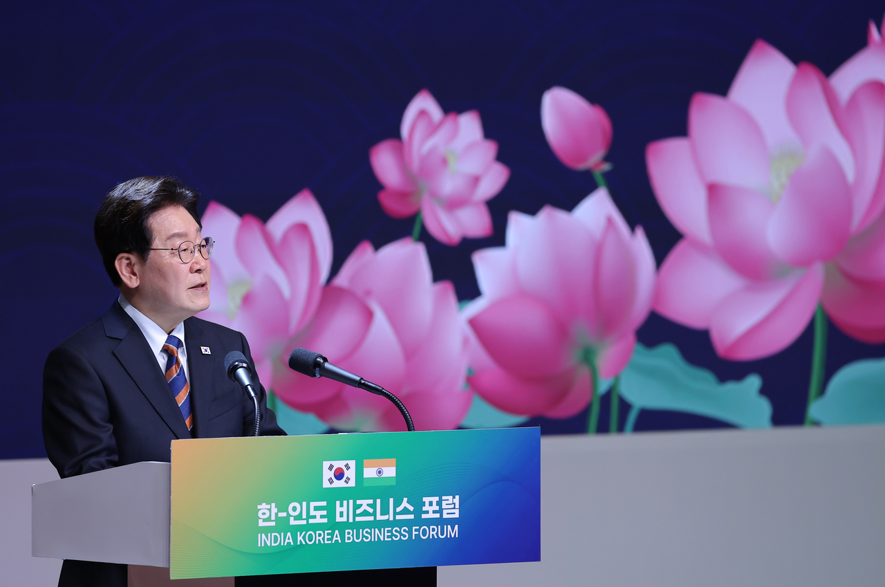 President Lee Jae Myung speaks during a business forum in New Delhi on April 20, 2026. (Yonhap)