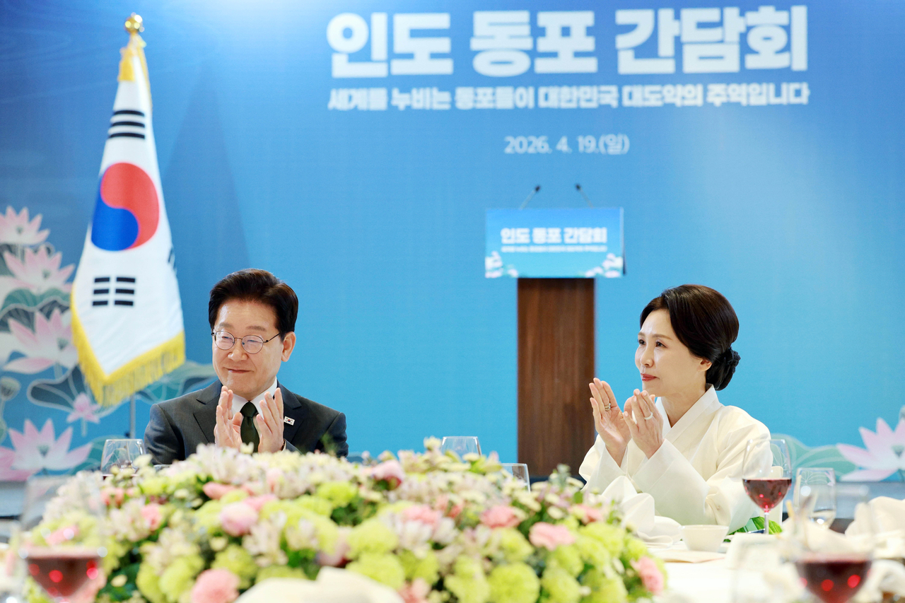 Lee Jae Myung and first lady Kim Hye Kyung greet members of the Korean community during a meeting at a hotel in New Delhi on Sunday, during Lee's state visit to India. (Yonhap)
