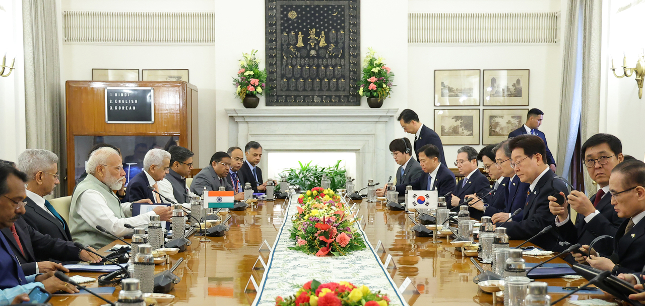 President Lee Jae Myung and Prime Minister Narendra Modi prepare for an expanded summit at Hyderabad House in New Delhi on Monday. (Yonhap)