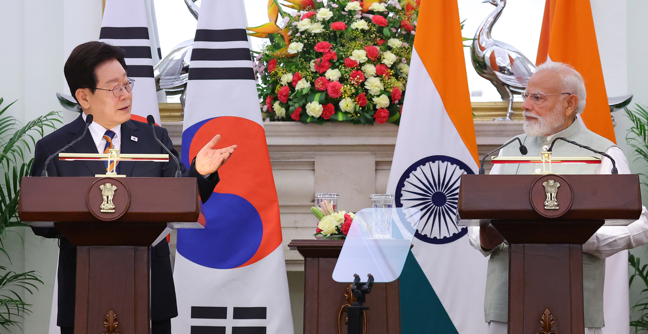 South Korean President  Lee Jae Myung (left)  speaks during a joint press statement with Indian Prime Minister Narendra Modi at Hyderabad House in New Delhi on Monday. (Yonhap)