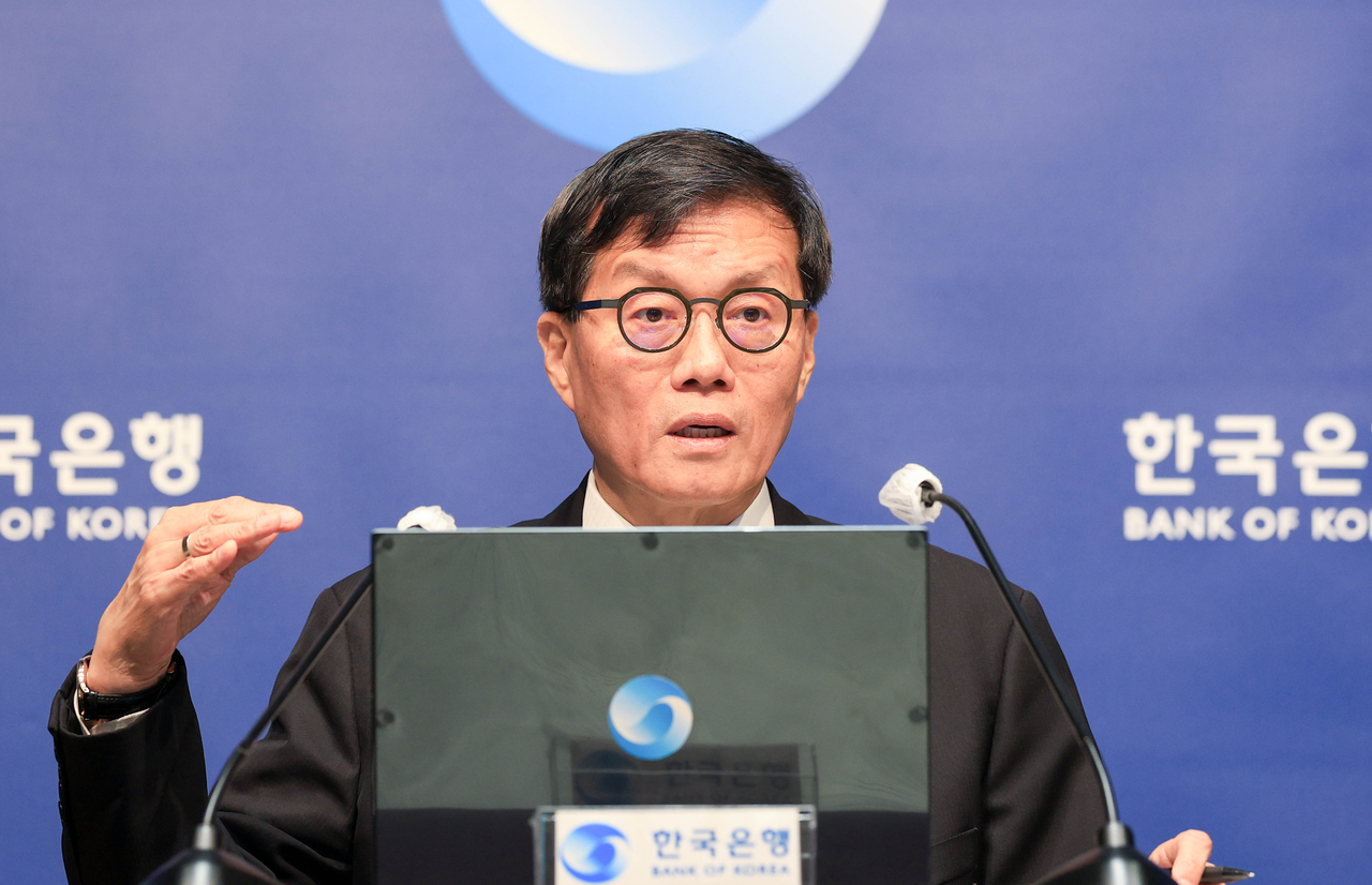 Bank of Korea Gov. Rhee Chang-yong speaks during a press briefing in Seoul in this April 10, file photo. (Yonhap)