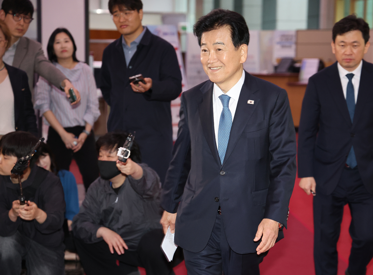 Unification Minister Chung Dong-young arrives at the Government Complex Seoul on Monday afternoon, and heads to his office after speaking about reports of partial restrictions on intelligence sharing with the United States. (Yonhap)
