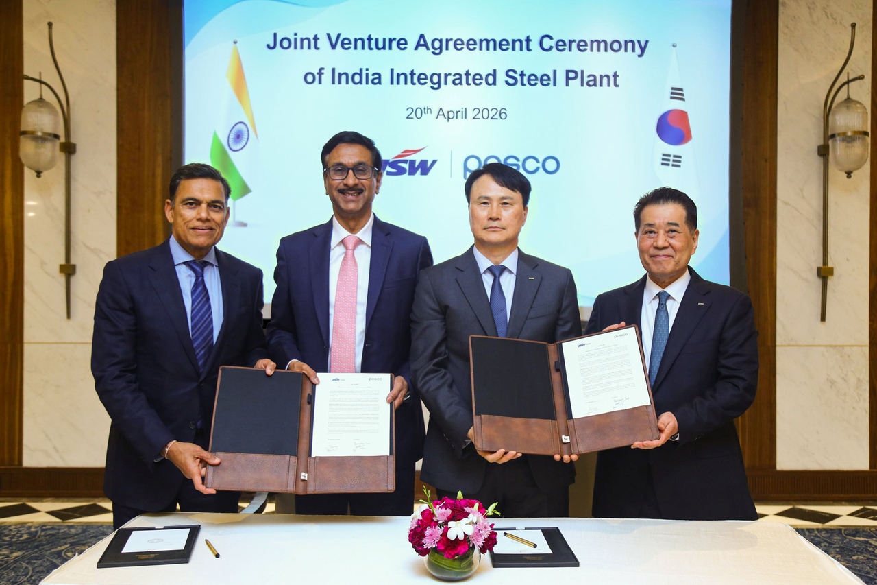 From right: Posco Group Chairman Chang In-hwa, Posco CEO Lee Hee-geun, JSW Steel CEO Jayant Acharya and JSW Group CEO Sajjan Jindal pose for a photo at a joint venture agreement ceremony to build an integrated steel plant in India on Monday. (Posco)