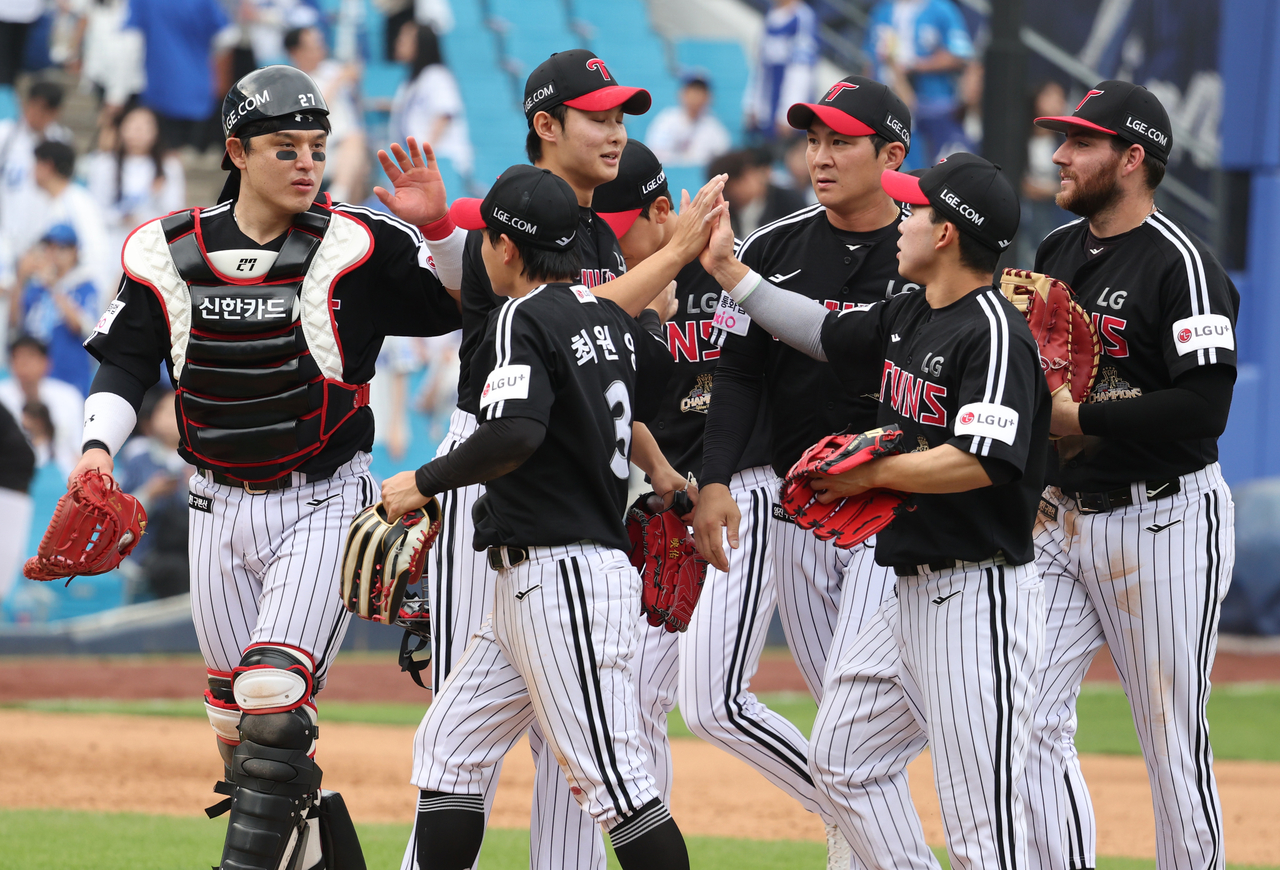 LG 트윈스 선수들이 지난 일요일 대구 삼성라이온즈파크에서 열린 한국야구위원회 정규시즌 경기에서 삼성 라이온즈를 5-0으로 이기고 환호하고 있다. (연합)