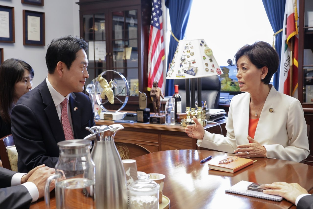 People Power Party chair Rep. Jang Dong-hyeok (left) is seen holding talks with Rep. Young Kim, who serves as the chair of East Asia and the Pacific Subcommittee at the US House of Representatives, on Apr. 14. (Courtesy of the People Power Party)