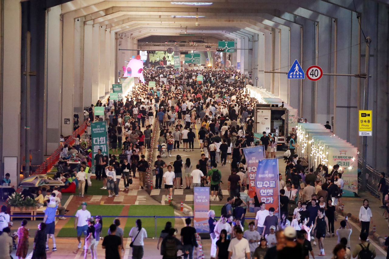 Citizens participate various programs at Jamsu Bridge. (Seoul Metropolitan Government)