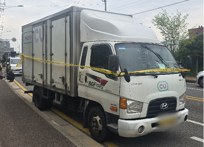 A truck that collided with three protesting truckers on Monday, killing one and injuring the other two (Yonhap)